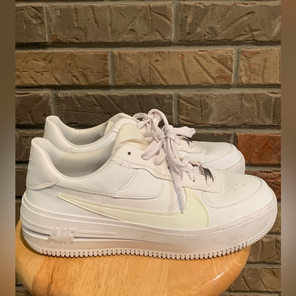 Nike Air Force 1 '07 Low Women's 11/ 9.5 White Athletic Lifestyle Shoes Sneakers